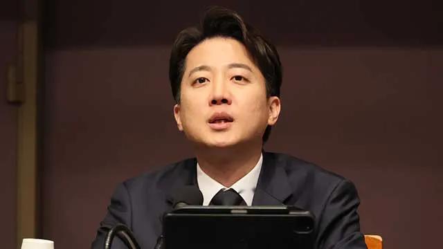 面对保守阵营“单一化”共抗李在明的舆论。李俊锡不想回应，表示：“不能和戒严负责