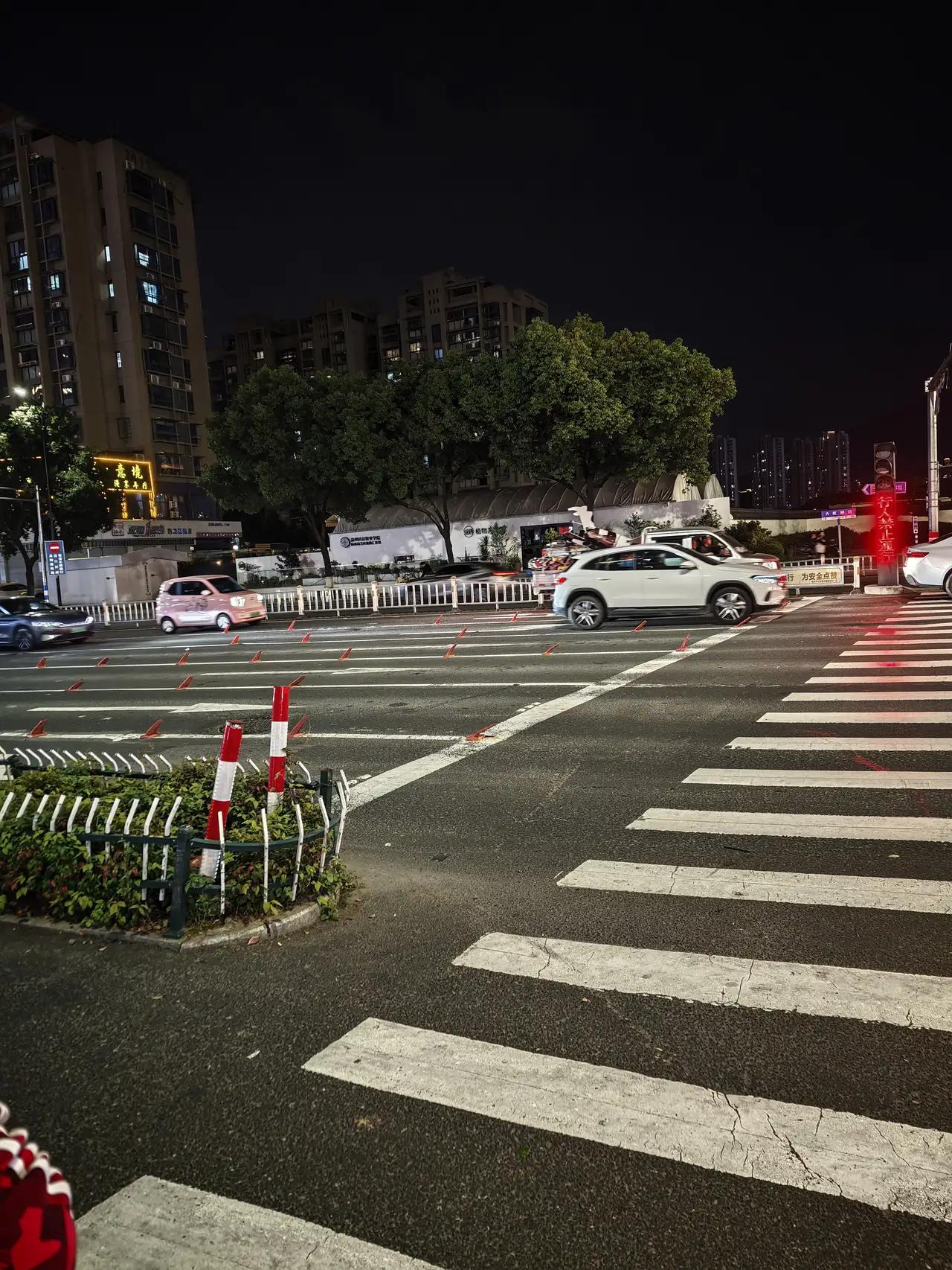 温州这个道路上的这个设计挺好的，个人意见认为，昆明市区怎么会没有啊！