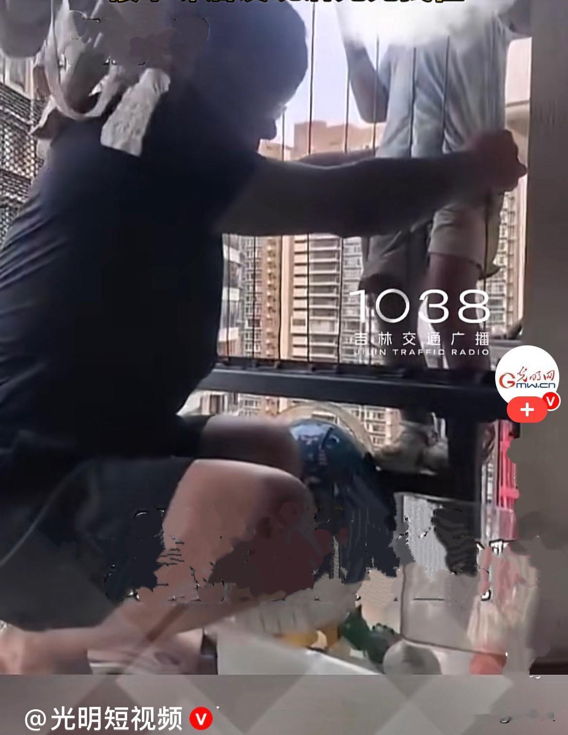 近日，广西南宁5岁左右的小男孩睡着后，奶奶临时出门办事，孩子一觉醒来，屋里空荡荡