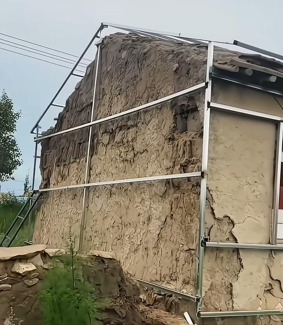 好好的旧房子，为何全用不锈钢焊接包围起来了，这是要做什么呢？瞧瞧画面中这令人好