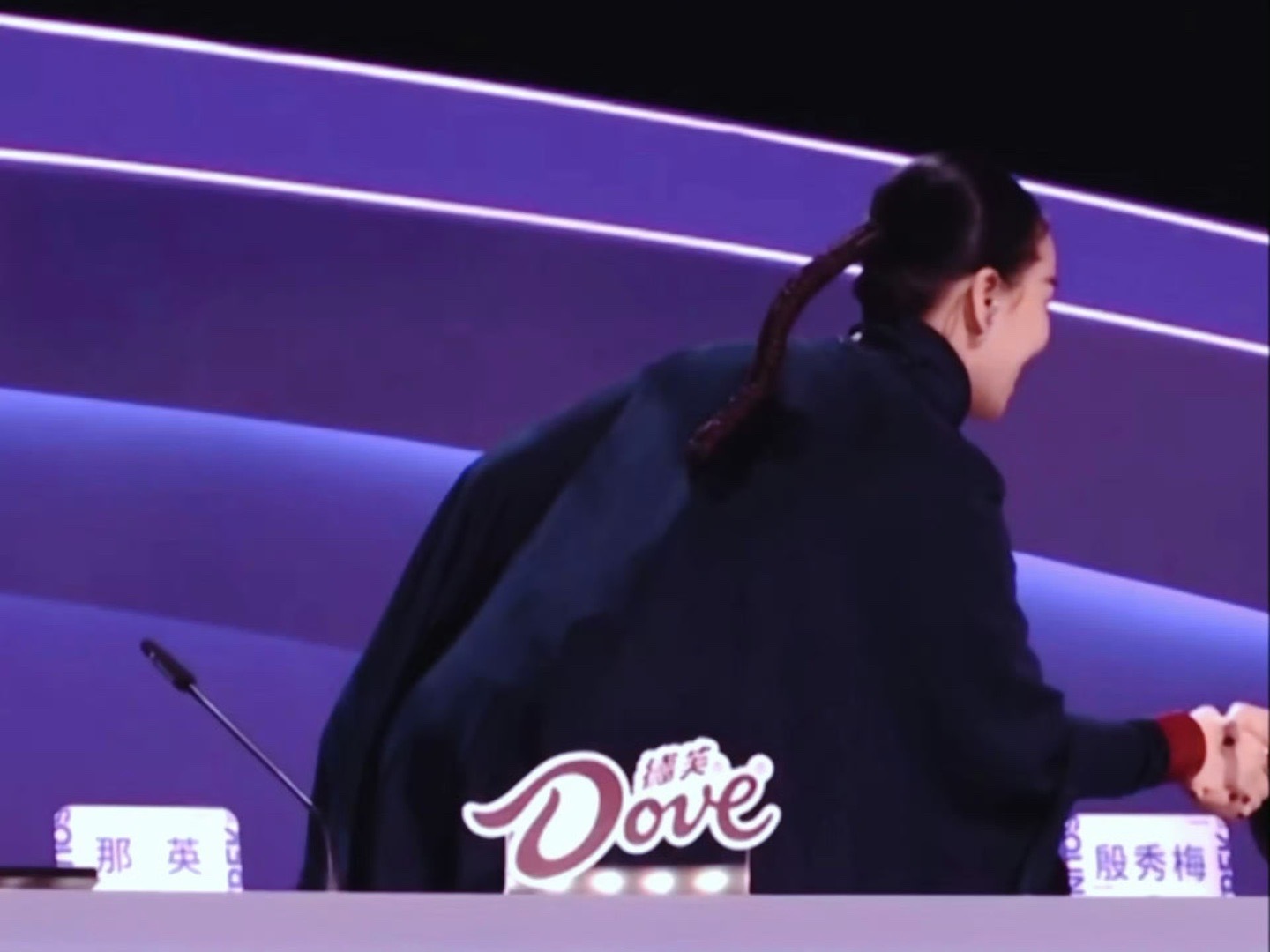 那英说尚雯婕说的太好了源于尚雯婕对选手苗梦初一段长达9分钟的深度点评，直击当代女