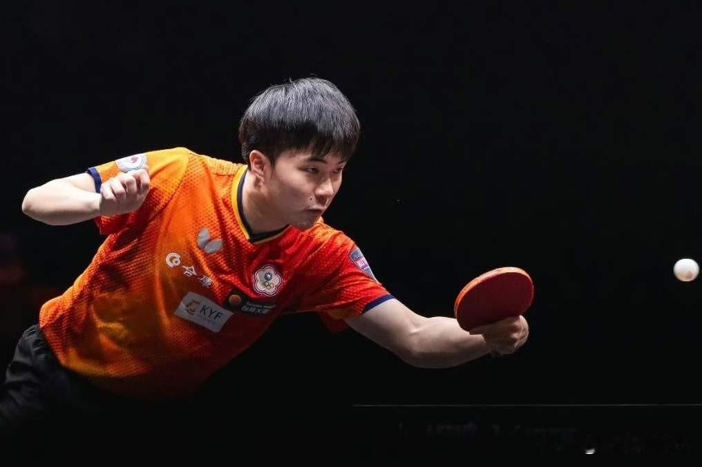 WTT香港总决赛率先开打的一场男单1/8决赛，林昀儒以12-10、6-11、5-