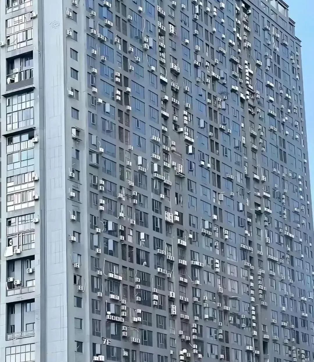高层的空调外机隐患真的很大。像这种安装在阳台之外的，我现在看到就害怕。想当初