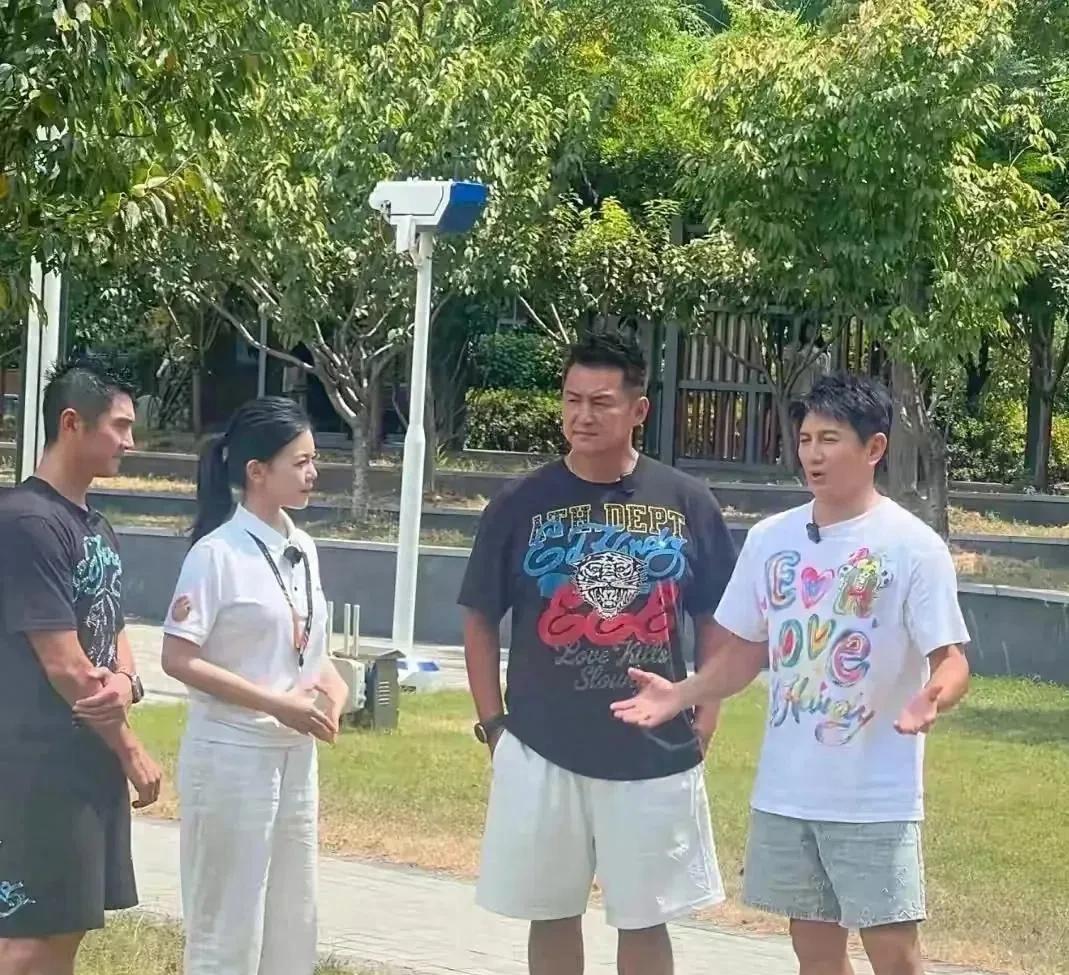 55岁吴奇隆现身江苏，现实中长相很普通，个头不大身体比例一般般
