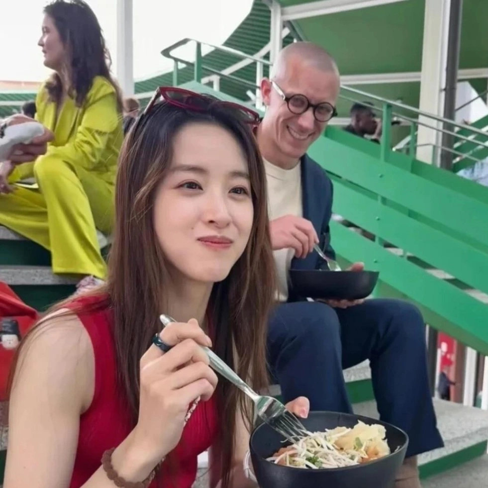 章泽天坐在台阶上用餐，尽显随性接地气，生图下遮不住鱼尾纹，状态真实又自然！​