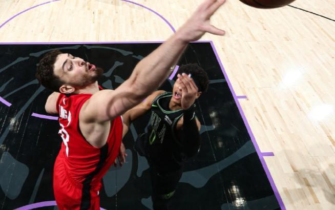 申京打出了一场无法被归类的比赛。火箭客场134-102击败鹈鹕，比起32分的大