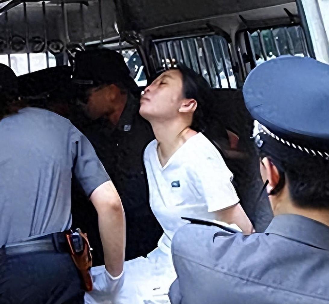 2004年，福州看守所中，一名女囚犯即将被注射死刑，临死前她穿了一身白衣服，对狱
