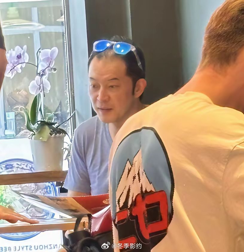 48岁沙溢和老婆胡可现身英国伦敦陪大儿子留学，一家人到餐馆吃饭被偶遇。沙溢的穿衣