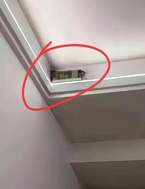 谁懂啊！装修验收被吊顶这一幕整破防了！我家吊顶凹槽里，居然明晃晃塞着个变压
