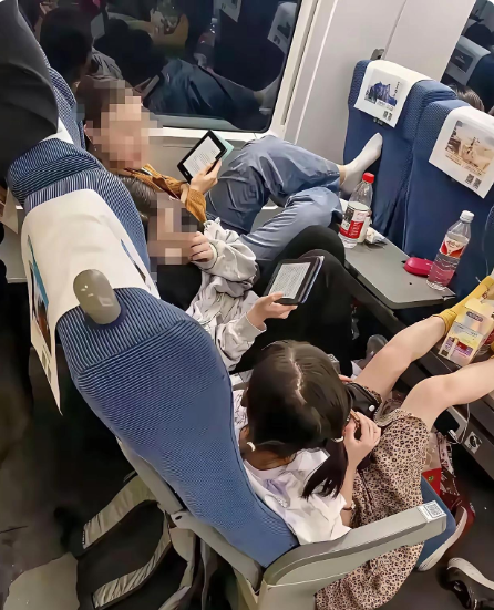 这么低素质的人，居然在看书
