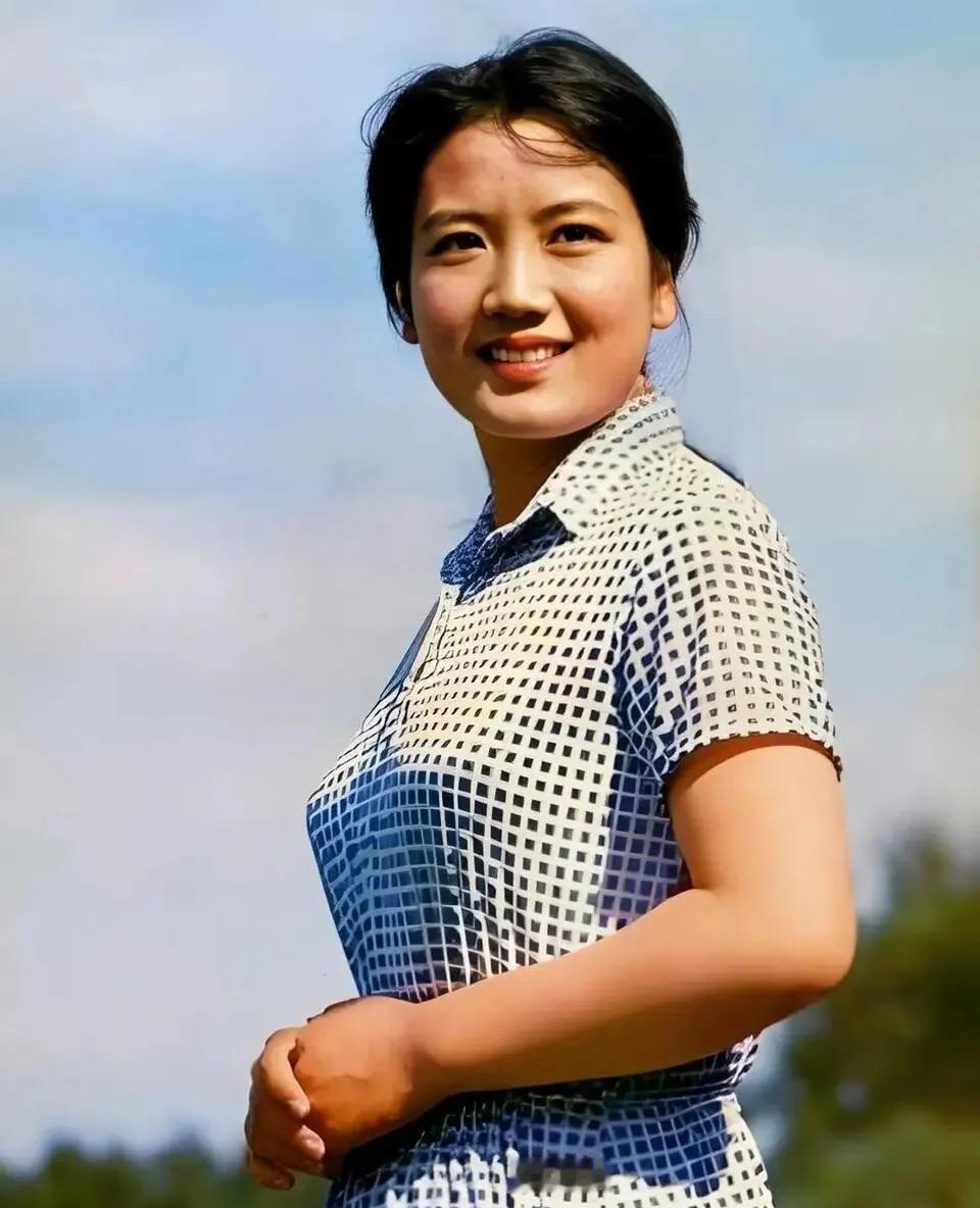 她是八十年代极具韵味的塌鼻子美人，年轻时素颜颜值格外惊艳。自带高级骨相美，气