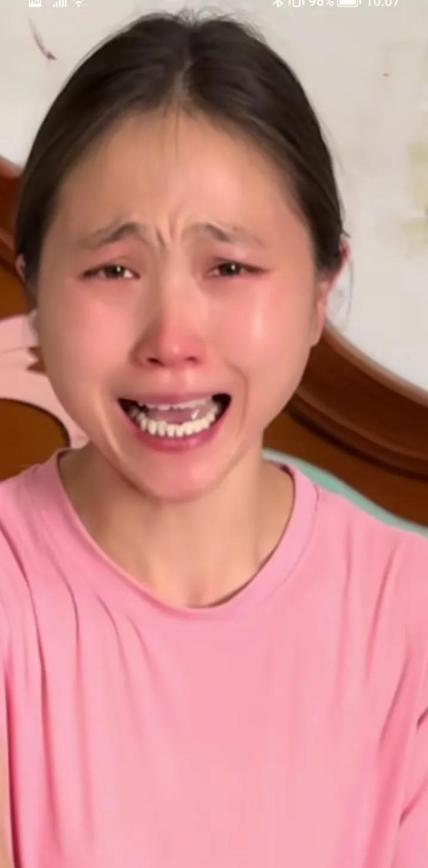 破涕为笑，夫妻俩吵架非得去离婚，妻子哭着说：你上个月发的工资，过端午节偷偷给你妈