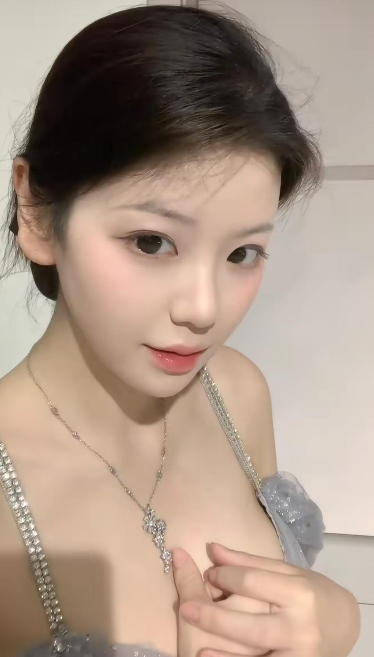 妹妹的皮肤好白啊。