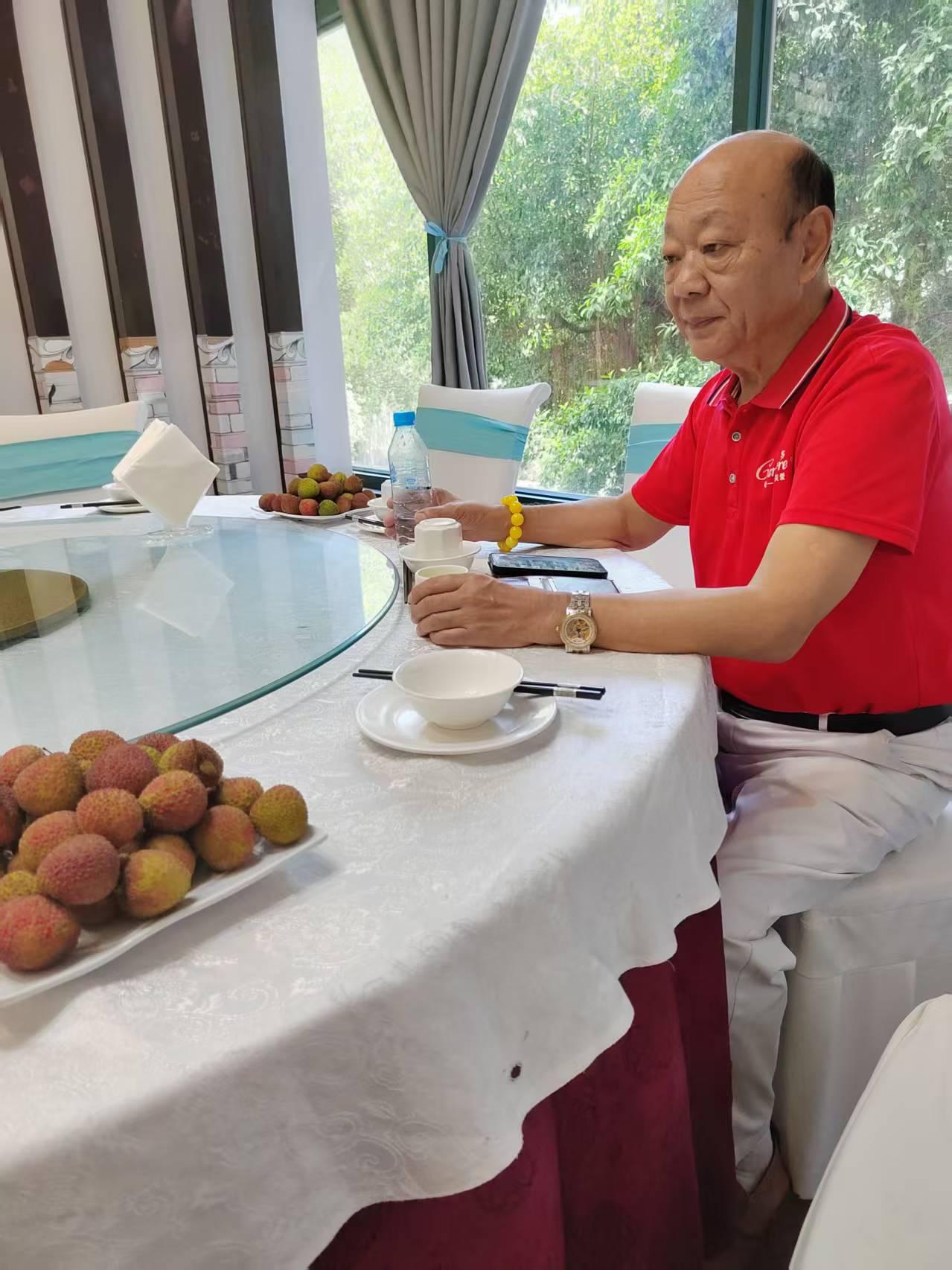 知青陈小元把合江荔枝节的甘甜和欢乐送到了泸州市区的知青兄弟姐妹中四