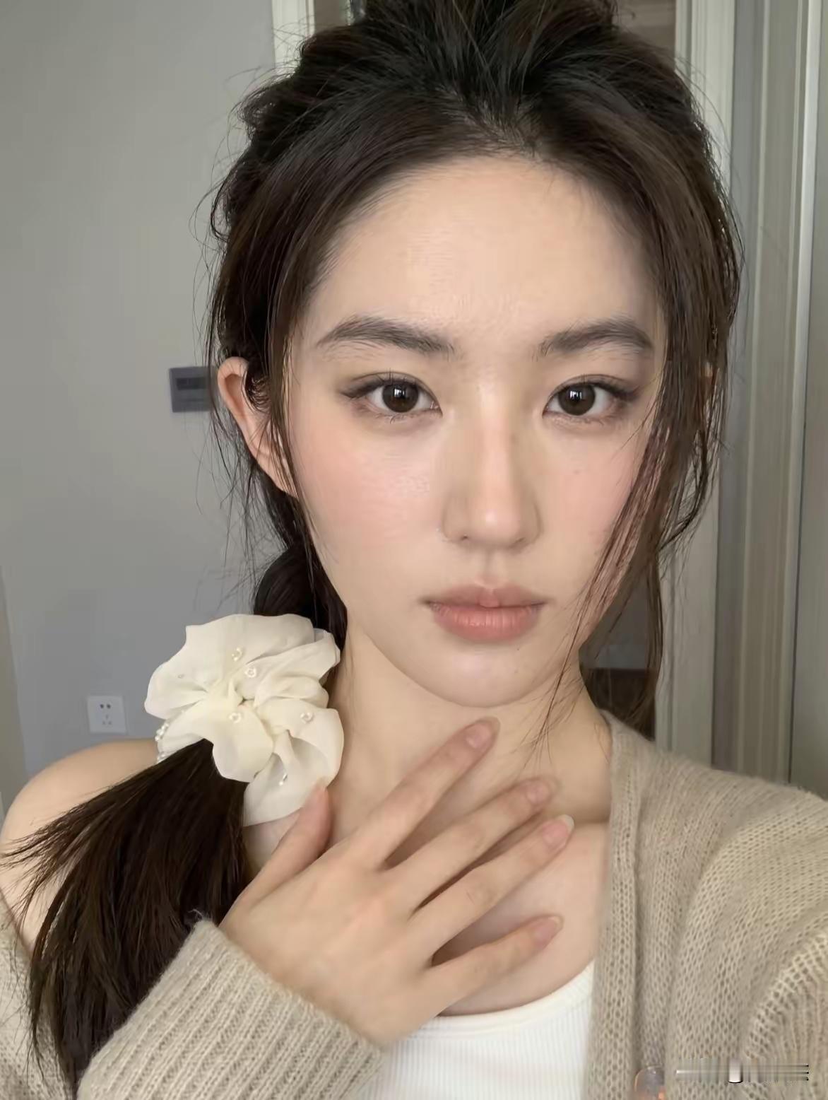 看还没化妆的照片我就知道模仿的应该是刘亦菲。底子就神似
