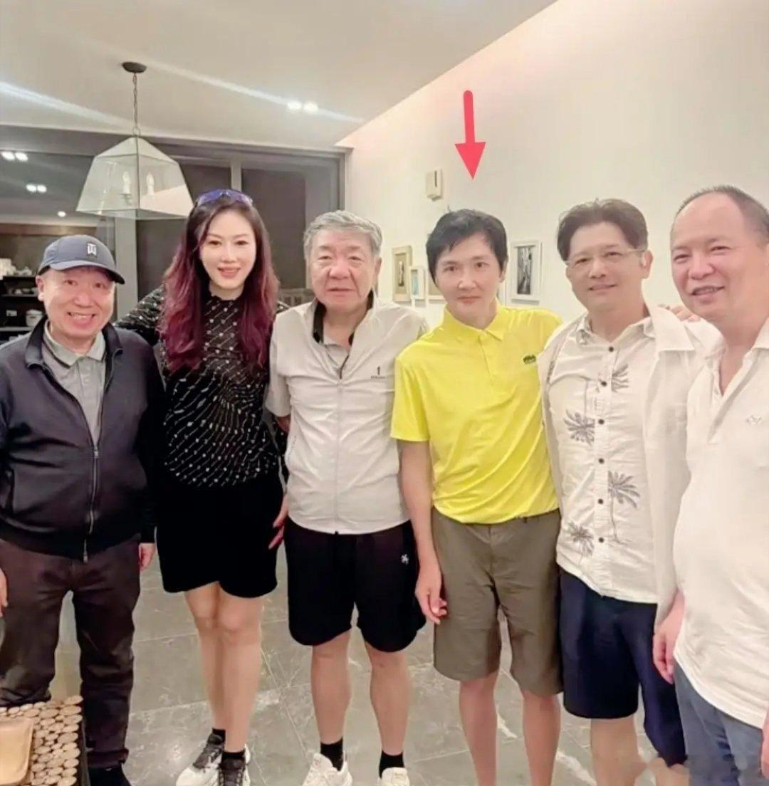 56岁的孙楠和朋友在家聚餐，看着状态不太好，人瘦了不少，脸色也显得有些憔悴，看着