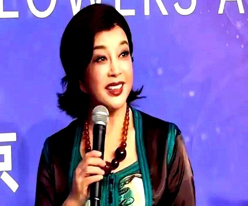 75岁的刘晓庆对着镜头，一把扯下了戴了30年的假发。稀疏的白发贴在头皮上，发