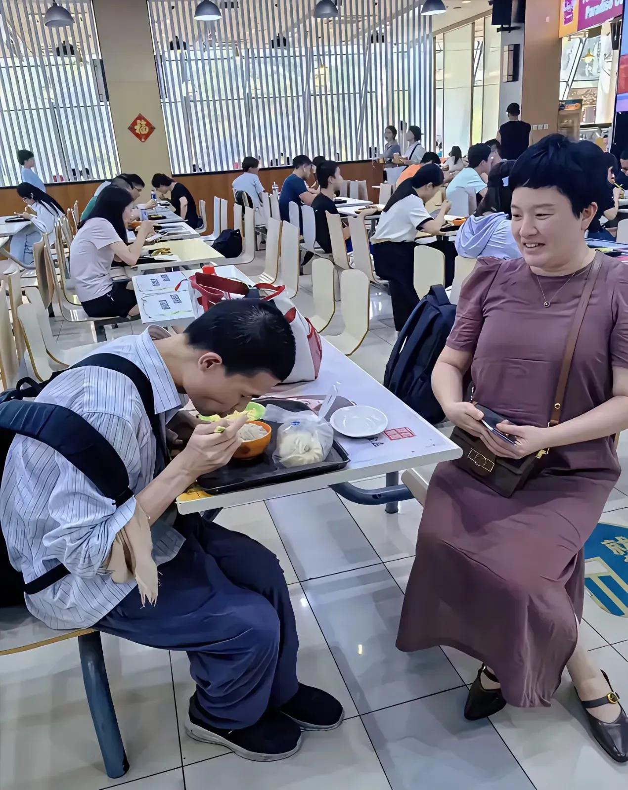 闷着头吃饭的样子，背着包，衣服袖口真有扫地僧的样子……好消息：不少单位开始注意