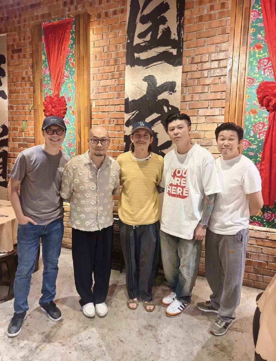 9月21日，陈冠希现身马来西亚吉隆坡一家餐厅，穿着打扮好邋遢，还有胡子，像50多