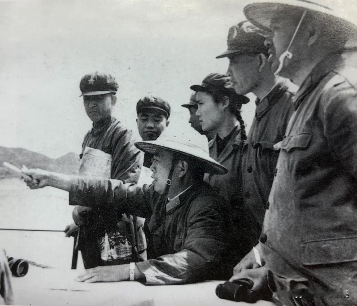 1973年，许世友将军（坐者）调任广州军区司令员，图为其指导海防工作的场景。许世