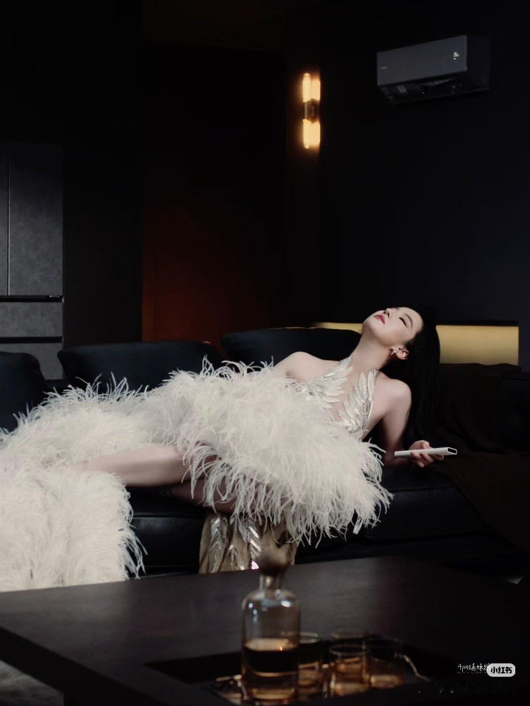 刘亦菲新广告物料演绎LeThanhHoa银翎璀璨礼服，美啊美啊