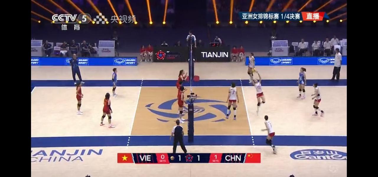 越南队有自知之明，所以丢分不沮丧，得分就狂喜。反观中国女排，好像正在打美国、巴西