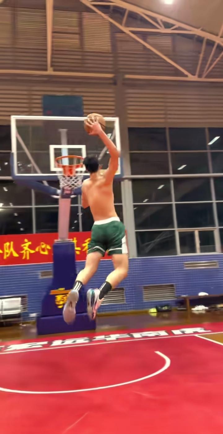 有球迷觉得这次U18男篮亚洲杯，姚嘉泽没能入选有些可惜，本人认为也没什么可惜的，