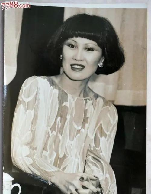 1990年，43岁的靳羽西嫁给了60岁的马明斯，她耗资40万美元在纽约举办中式婚