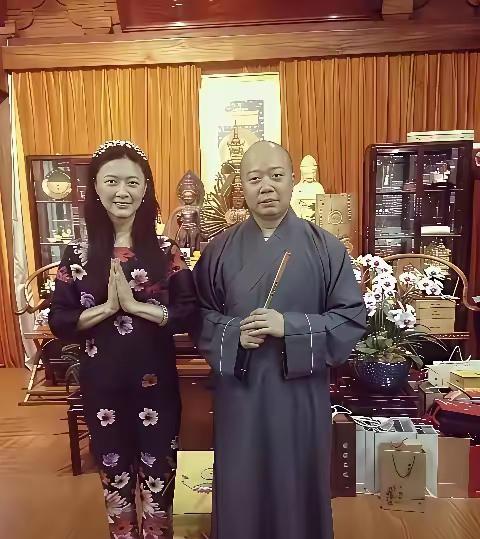 人美心善，私生活贼拉干净的田海蓉又去庙上烧香拜佛了。​她说娱乐圈太吵，心里空。