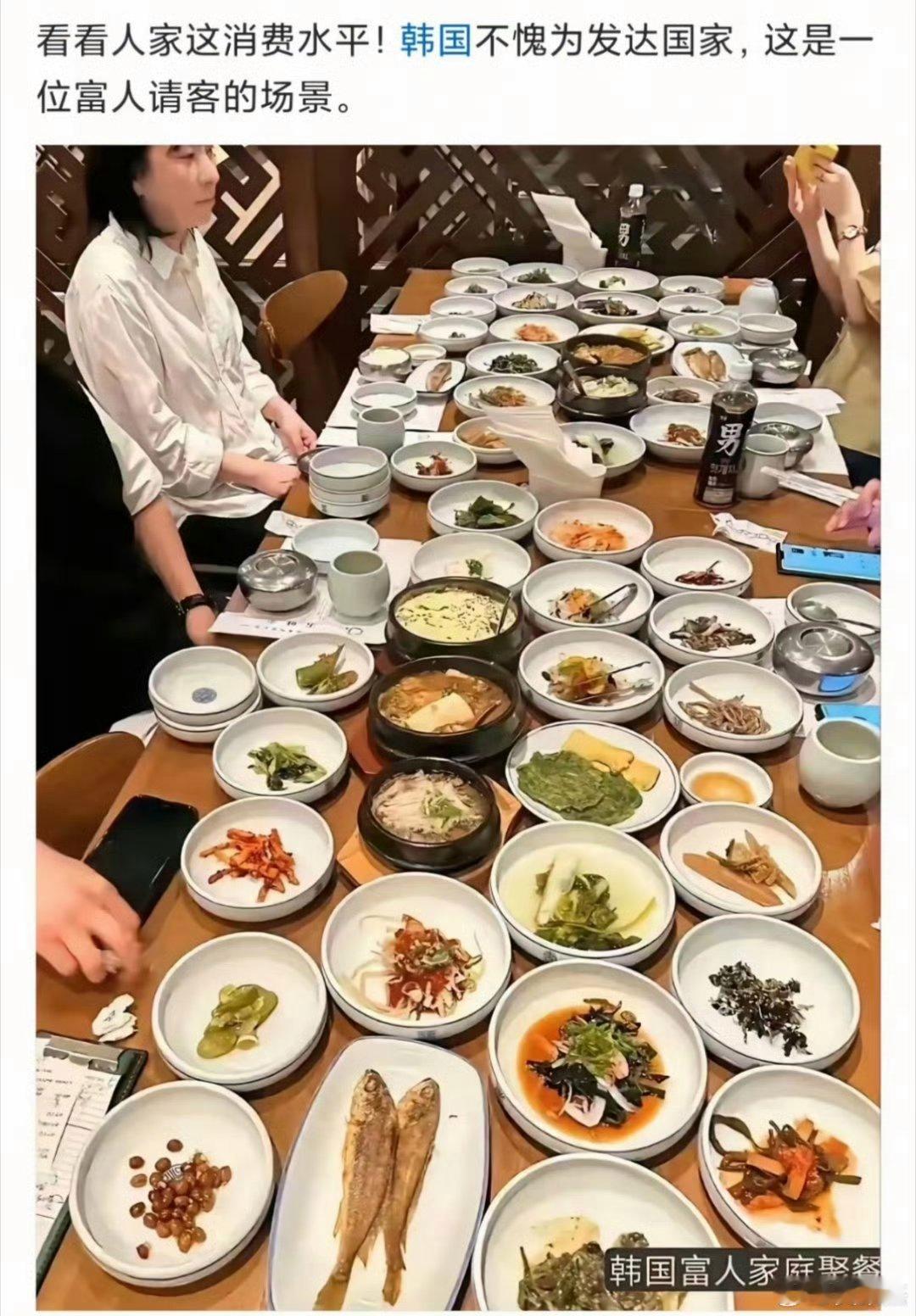 这不就是自助餐嘛~~在韩国算是富豪家庭聚餐了！​​​
