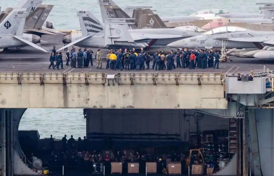 9月2日，舰长丹·基勒把一艘9.5万吨的核动力航母开进泰国。可岸上人第一眼看到的