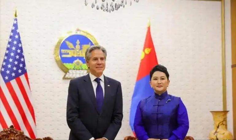 刚拿到中方48亿投资，转头就给美国送去大礼。2025年11月蒙古国刚敲定中方48
