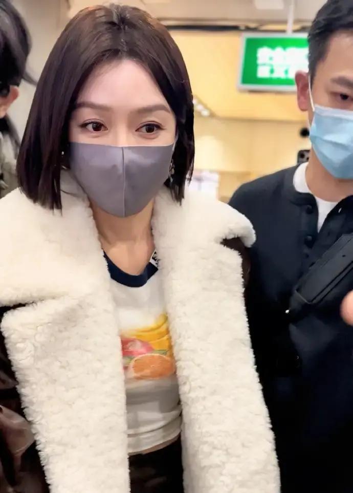 38岁秦岚穿成18岁！机场排队安检那五分钟，我盯着她腰看了全程。白T塞进高