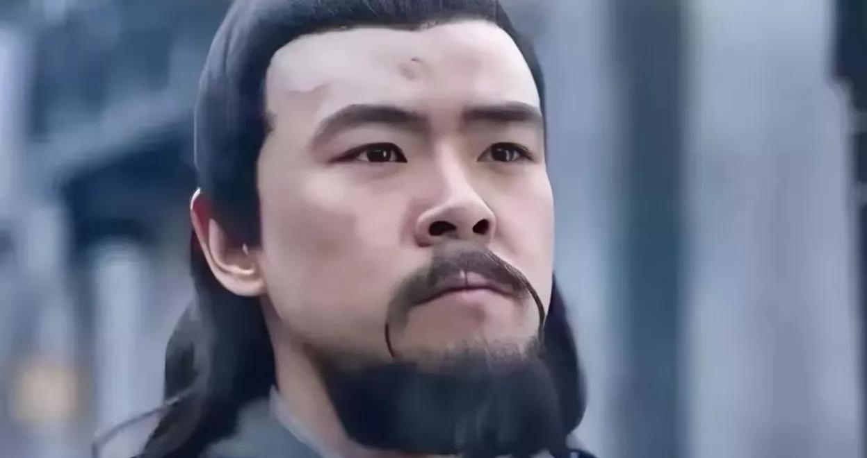 225年，曹丕东巡，臧霸前来拜见。曹丕笑里藏刀：老将军总督徐州辛苦，当入京为执金