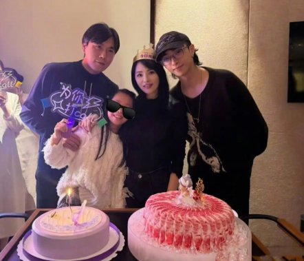 伊能静58岁生日好幸福恩利唱生日歌、小米粒送小金豆，秦昊也准备了惊喜58岁的