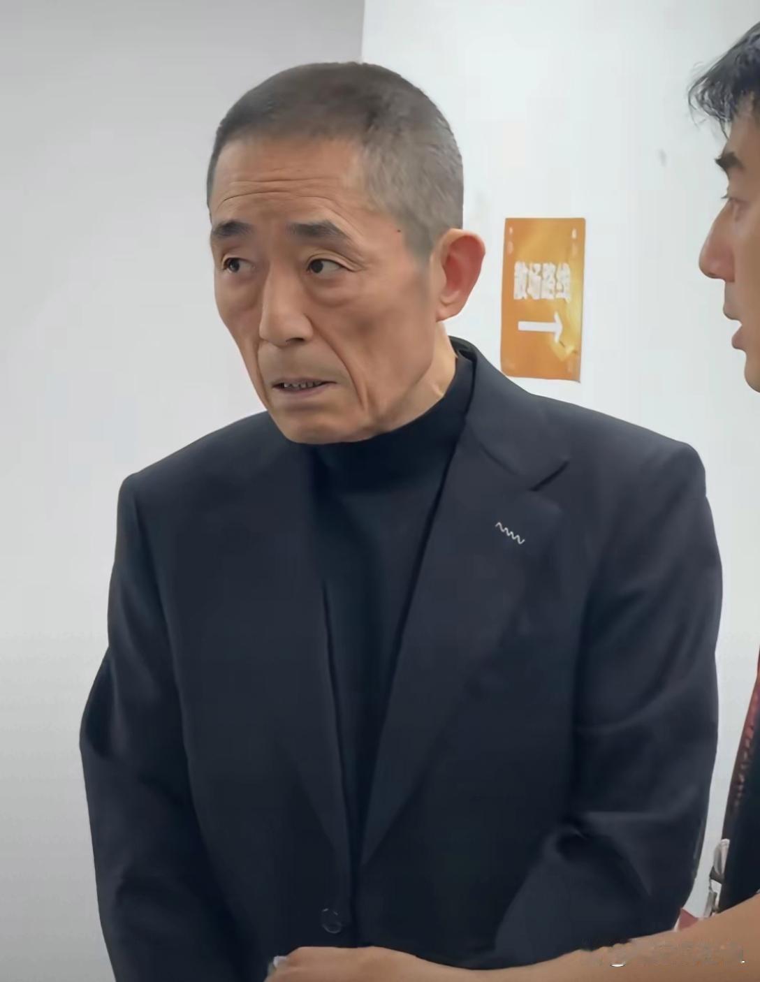 看得出来张艺谋确实增添不少岁月痕迹，不知不觉间苍老了许多。