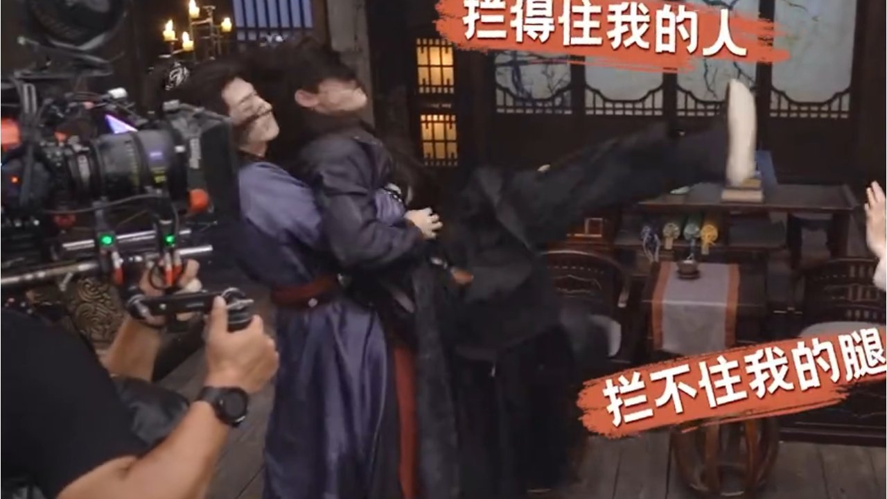 被这个曾舜晞萌晕哈哈哈第一次装凶：被椅子攻击第二次装凶：变成小狗发出萌萌的汪汪声