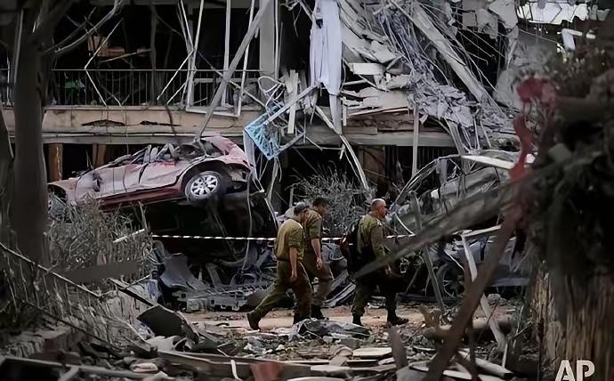 波斯人彻底急眼了，惹怒波斯人，不仅掀桌子，要连根拔起。拉里贾尼的事还没有走出