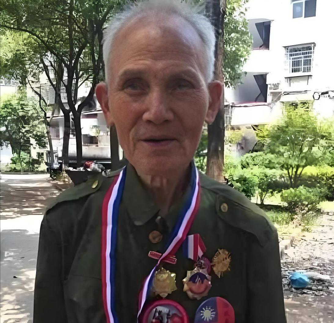 1945年，74军一个落单的机枪手拖着伤腿爬上山头，意外撞见山坳里100多个日本