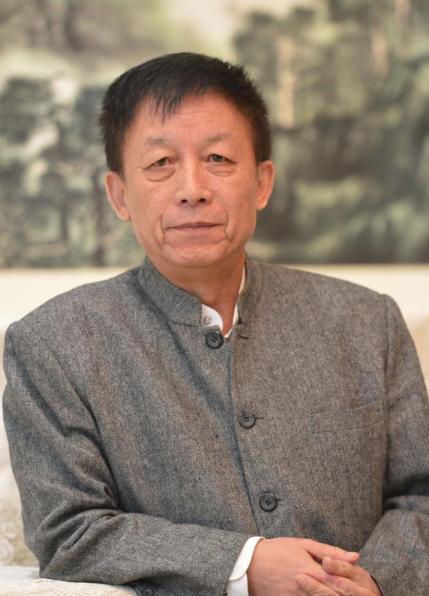 1992年，41岁的武汉大学副教授易中天递交完辞职信，头也不回地走了：“在这里待