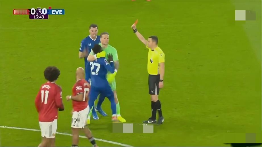 英超赛场上发生诡异的一幕，埃弗顿球员之间发生内讧，其中一位球员盖耶对另外一位球员