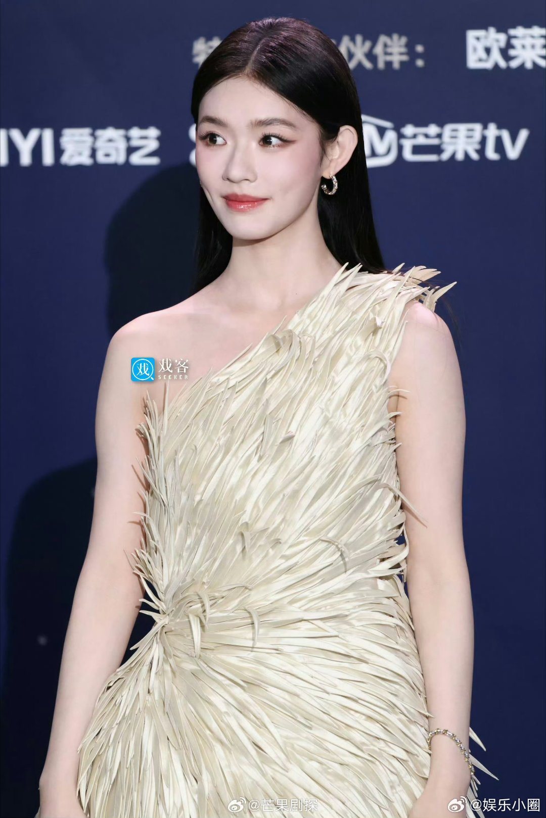 林允穿的裙子是用麦秆做的林允穿着用干麦秆做的裙子麦秆做的裙子，寓意大卖吗，真是