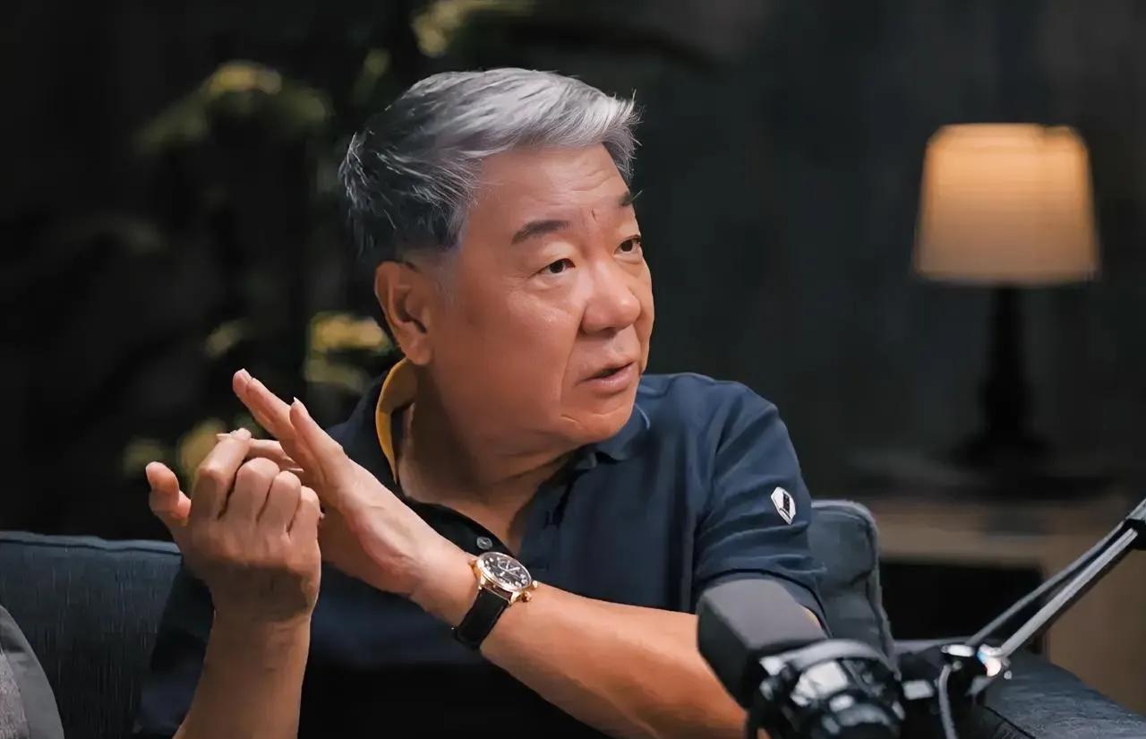 在伟忠哥来串门节目中，请了郑晓龙和曹译文来到了直播间，郑导演透露了很多不为人知的