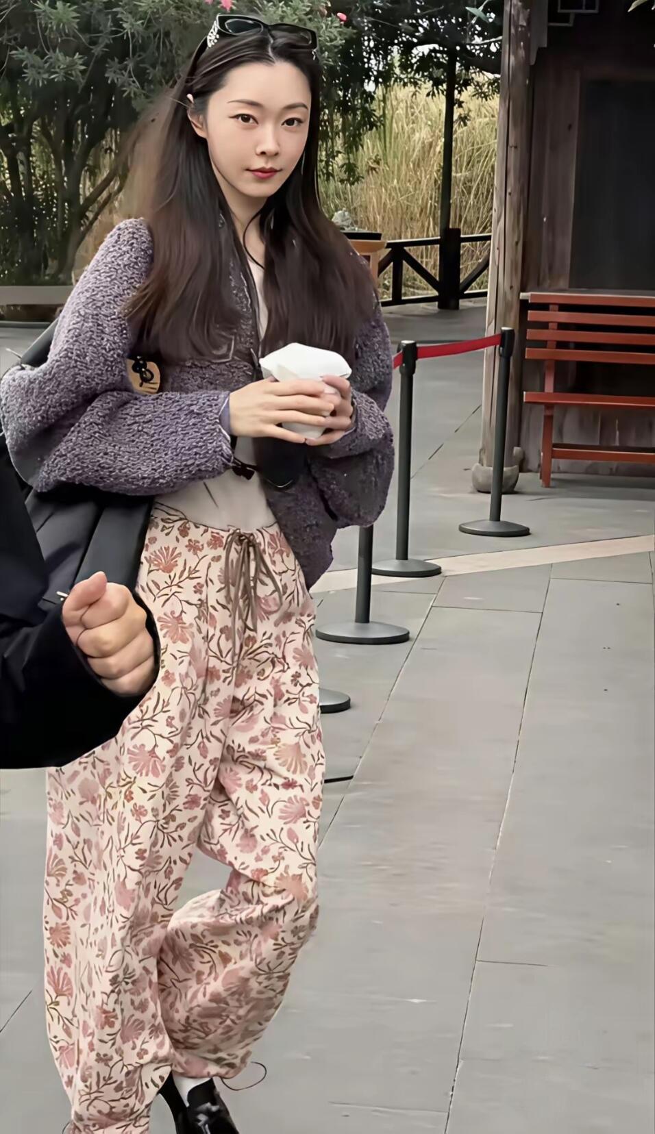 宋轶朴素穿搭不失美感。有网友在乌镇偶遇宋轶，她身着紫色毛绒开衫，内搭简约上衣，下