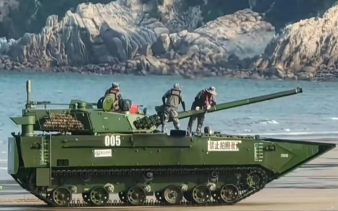 海军陆战队的新式<em>两栖突击车</em>亮相，比05式<em>两栖突击车</em>有着更加流畅的外形。炮塔后移