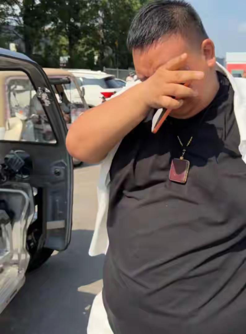 好心没好报！自费拉10吨西瓜免费送人，却被大姐揪着怒斥，暖心小伙当场委屈哭了