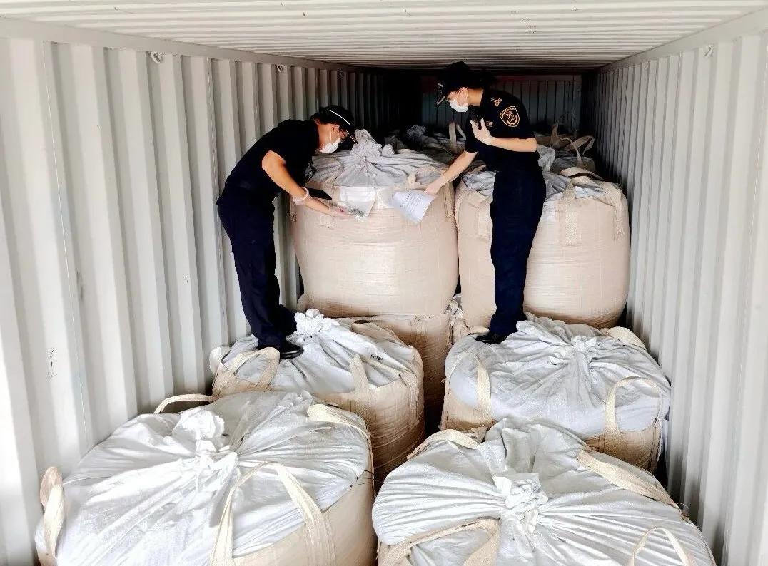 山东潍坊，海关在查验一公司进口货物时发现，有几个袋子里的货不对劲，形状规格都与申