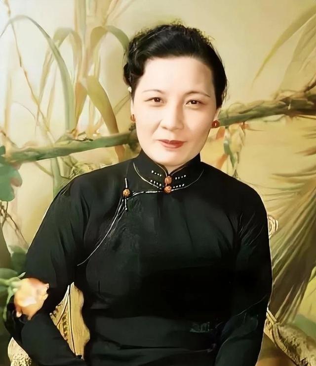1997年，已满100岁高龄的宋美龄接到消息，蒋介石次子蒋纬国已病逝