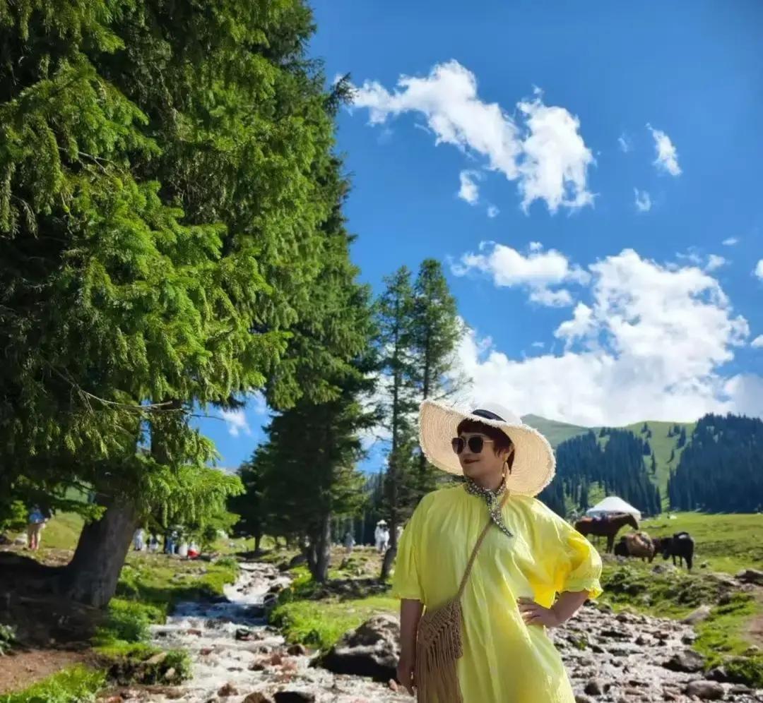 昨晚在市医院住院部走廊里，64岁的亲姑姑死死拽住我的羽绒服袖子，硬往我口袋里塞了