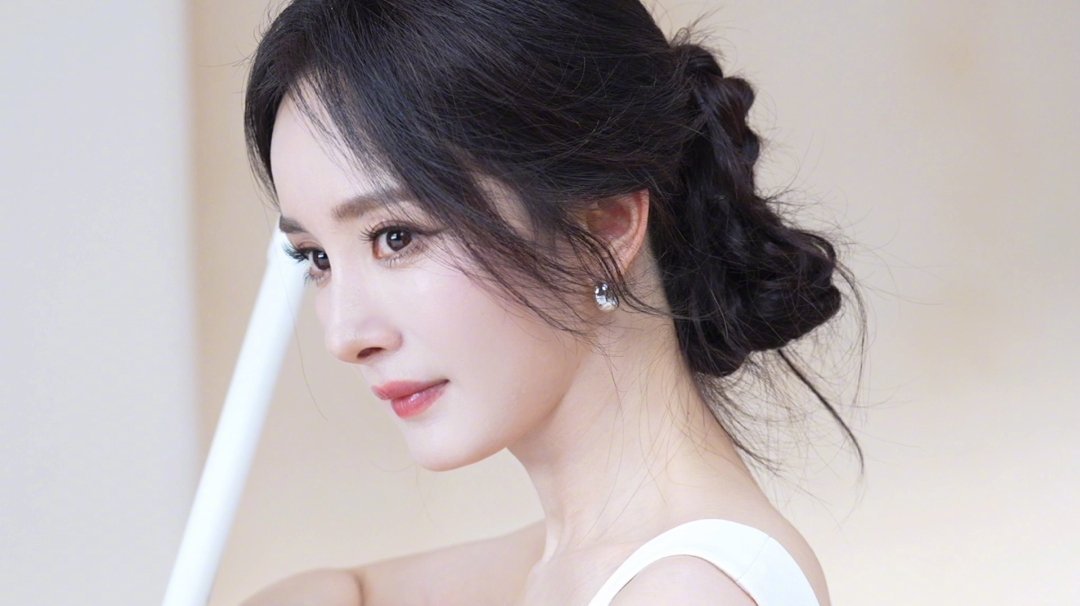 这次的主角依旧是杨幂杨幂白色吊带裙优雅知性感杨幂白色吊带裙优雅知性感，这次的主